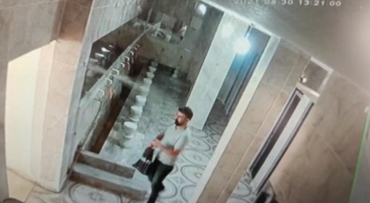 Caminin musluklarını çalan hırsız kameralara yakalandı